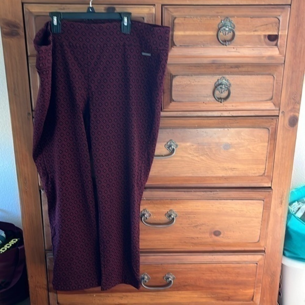 Roz & Ali Maroon and Black Diamond Printed Pull On Pants Size Women’s 22 NWOT